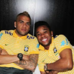 Daniel Alves e Robinho disputaram a Copa do Mundo de 2010 pela seleção brasileira. Foto: reprodução