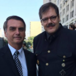 Bolsonaro ao lado de homem fantasiado de Hitler. Foto: reprodução