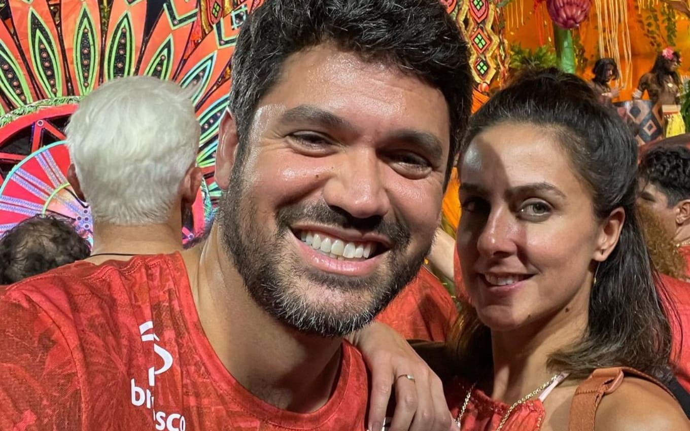 Marcelo Courrege e Carol Barcellos na Marquês de Sapucaí, no Rio de Janeiro. Foto: Reprodução