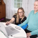 Mark usa o computador com pensamento após um implante cerebral. Foto: CNN News/ Reprodução