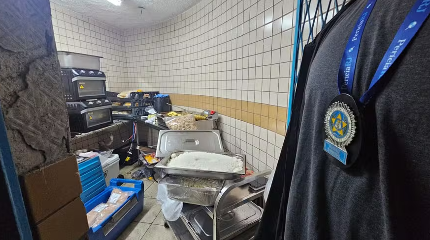 Em Camarote no Rio de Janeiro, Cabines de banheiro são usadas para armazenar alimentos — Foto: Divulgação