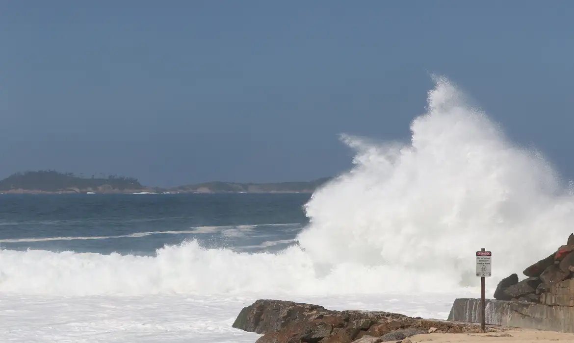 Previsão de ressaca das 3h de quinta-feira (15) às 9h de sexta-feira (16), com orientações para a população e impactos no clima de Janeiro - Foto: Agência Brasil