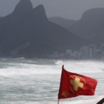 Inmet emite alerta de nível vermelho para chuvas intensas devido a ciclone subtropical no RJ e SP.