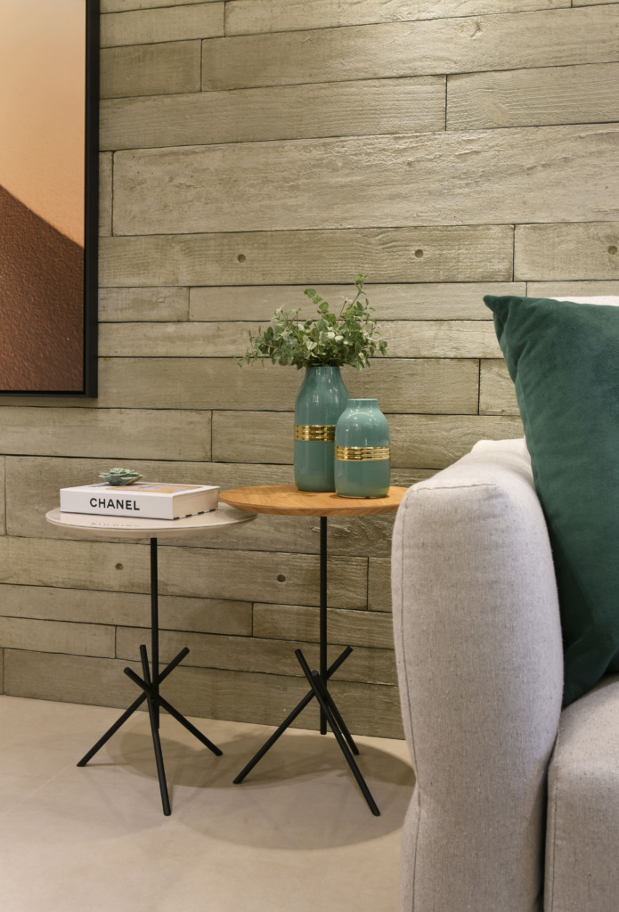 Na sala de estar deste apartamento, a arquiteta Rosangela Pena explorou a modernidade do revestimento com o acabamento ripado em concreto | Projeto Rosangela Pena Arquitetura| Foto: Sidney Doll 

