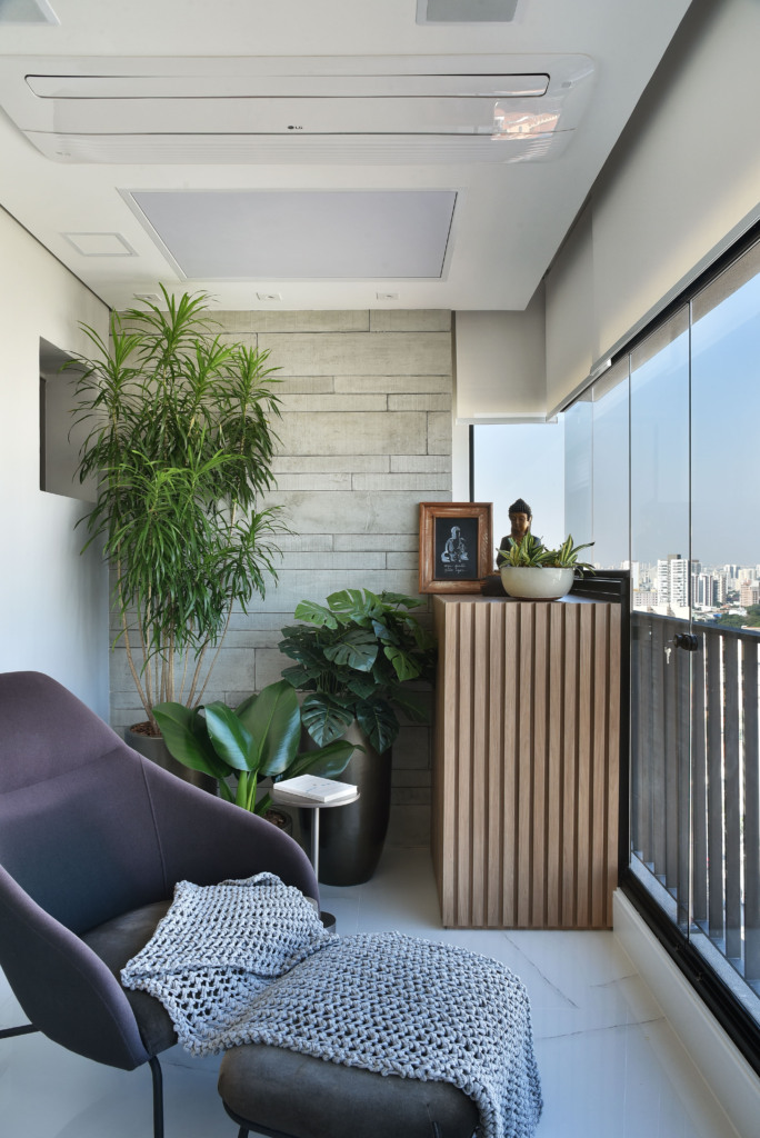 Ao escolher o revestimento cimentício para essa varanda, a arquiteta Rosangela Pena suavizou a intensidade do concreto com os ares leves e agradáveis para relaxar e apreciar o skyline de São Paulo | Projeto Rosangela Pena Arquitetura| Foto: Sidney Doll 

