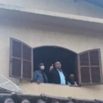 Bolsonaro aparece na janela de sua casa na Vila de Mambucaba, em Angra dos Reis — Foto: Reprodução/Redes sociais