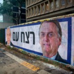 Cartaz em hebraico contra o ex-presidente Jair Bolsonaro. Foto: Reprodução