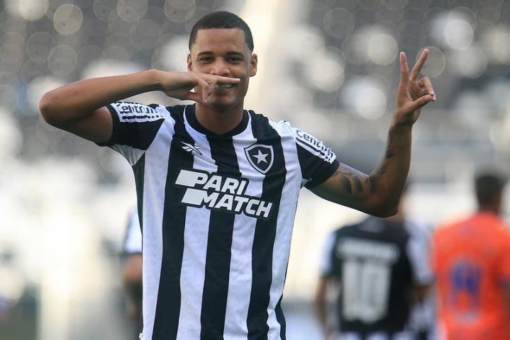 Janderson comemora o segundo gol da vitória alvinegra (Crédito: Vitor Silva/SAF Botafogo)