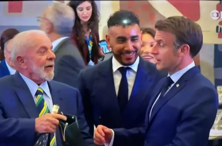 Payet, do Vasco, em evento com presidentes do Brasil e França.
Foto: Reprodução / GloboNews