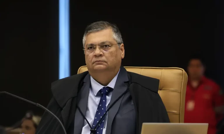 Flávio Dino rejeita recurso de Bolsonaro contra multa aplicada pelo TSE