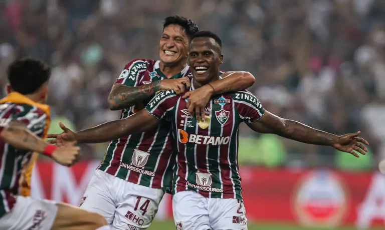 Fluminense vence a LDU por 2 a 0 e conquista a Recopa Sul-Americana de forma inédita. Jhon Arias marca os dois gols do Tricolor.