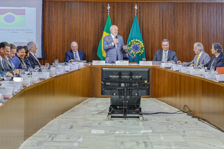 Presidente Lula durante a reunião ministerial, nesta segunda-feira (18), no Palácio do Planalto - Foto: Ricardo Stuckert/PR