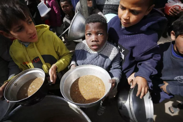 Crianças palestinas buscam alimento em Deir al-Balah, na Faixa de Gaza, em 1° de março de 2024 [Ashraf Amra/Agência Anadolu]