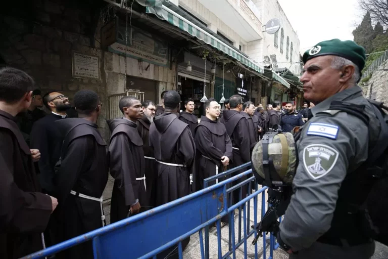 Soldados israelenses vigiam peregrinos cristão na Via Dolorosa, na Cidade Velha de Jerusalém ocupada, em 29 de março de 2024 [Saeed Qaq/Agência Anadolu]