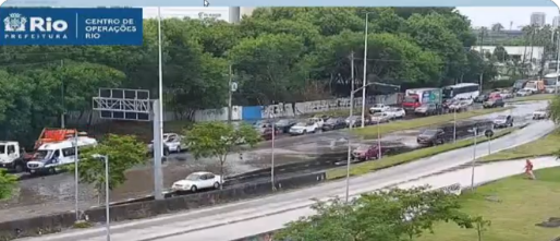 Vazamento de água causa congestionamento na Barra da Tijuca (foto: reprodução)