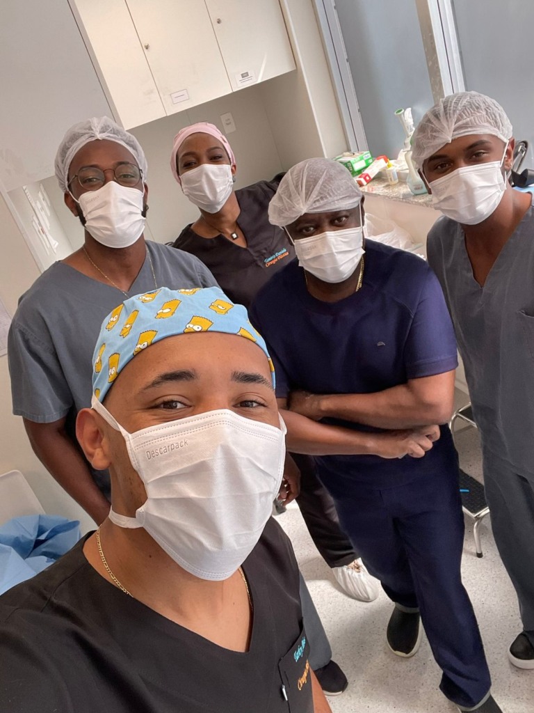 O médico e parte de sua equipe pronta para uma cirurgia
Divulgação
