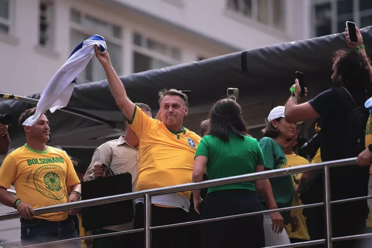 Ex-presidente do Brasil, Jair Bolsonaro, ergue bandeira israelense durante ato de extrema-direita na avenida Paulista, em São Paulo, 25 de fevereiro de 2024 [Ettore Chiereguini/Agência Anadolu]