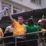 Ex-presidente do Brasil, Jair Bolsonaro, ergue bandeira israelense durante ato de extrema-direita na avenida Paulista, em São Paulo, 25 de fevereiro de 2024 [Ettore Chiereguini/Agência Anadolu]