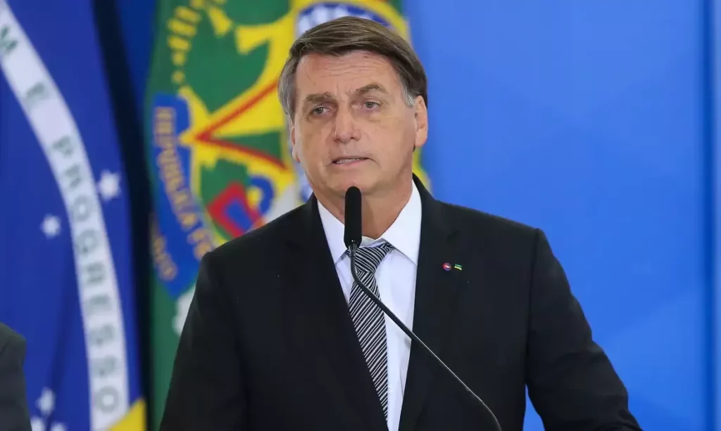 A mais recente pesquisa do Datafolha revelou que a maioria dos brasileiros, representando 55%, acredita que o ex-presidente Jair Bolsonaro tentou um golpe para permanecer no poder, enquanto 39% discordam dessa visão