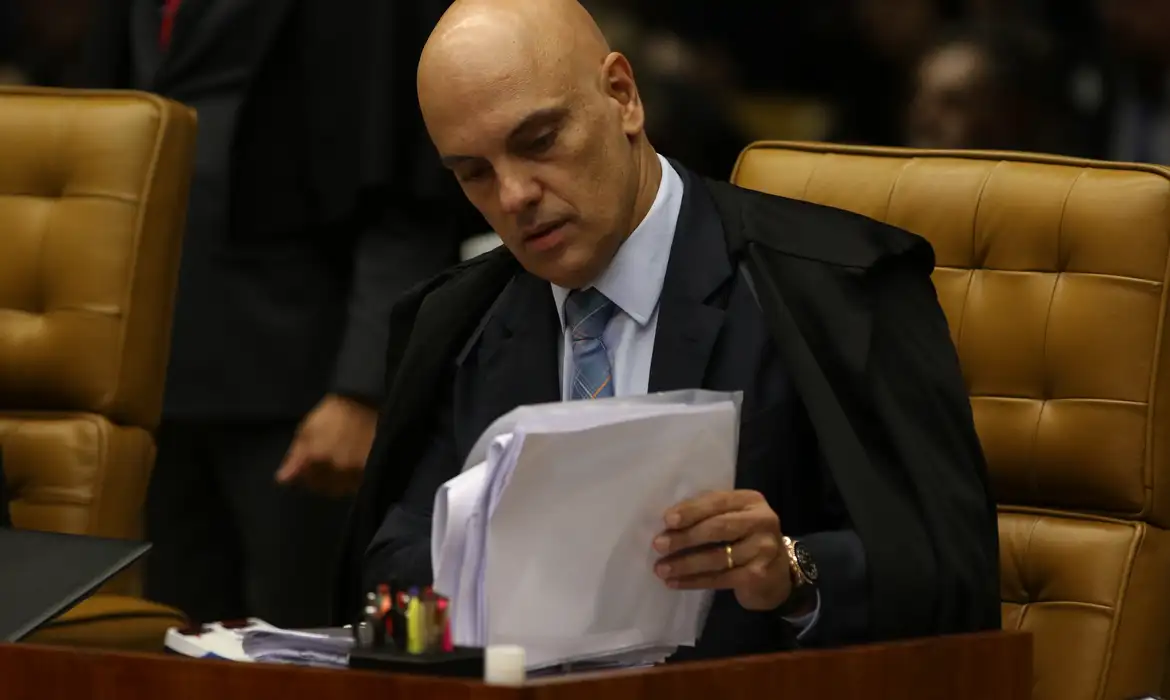 Moraes dá 15 dias para PGR opinar sobre indiciamento de Bolsonaro