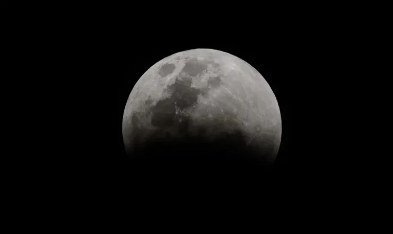 Eclipse lunar atrai a atenção de apreciadores de astronomia Foto: Marcello Casal Jr./Agência Brasil