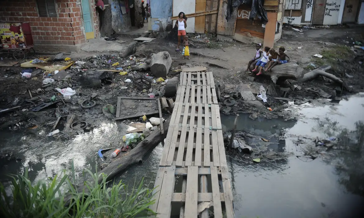 Falta de esgotos: problema que persiste em cidades brasileiras Foto: Fernando Frazão/Agência Brasil