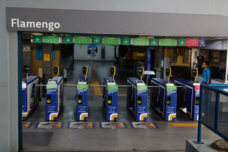 Catracas do metrô carioca: passagem mais cara do Brasil vai subir ainda mais. Foto: Tânia Rêgo/Agência Brasil