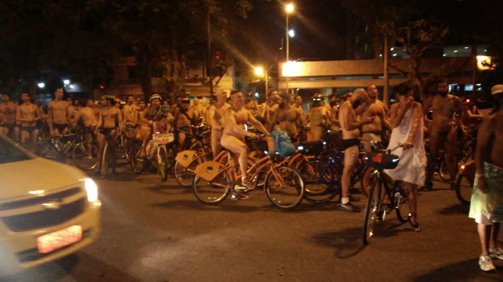 Ciclistas nus protestam por segurança nas ruas do Rio de Janeiro. Foto: reprodução