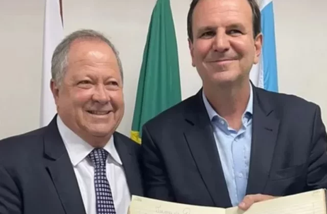 Chiquinho Brazão e Eduardo Paes durante nomeação como secretário especial de Ação Comunitária da prefeitura do Rio. Foto: DIvulgação