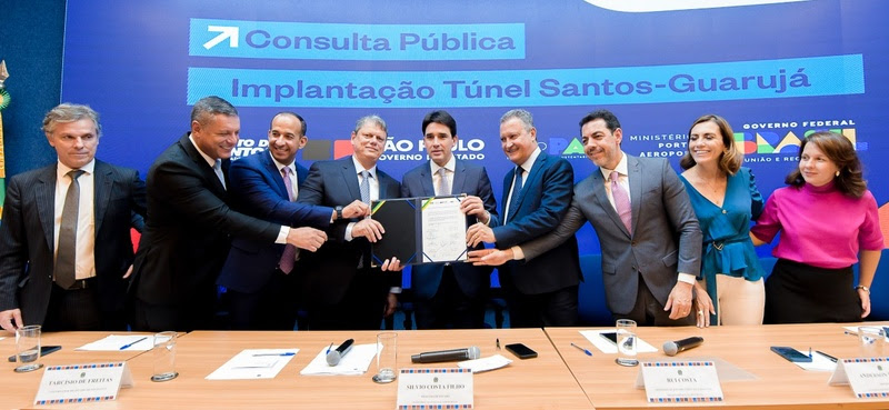 Autoridades assinaram o aviso de consulta público do túnel Santos-Guarujá - Foto: Vosmar Rosa/MPor