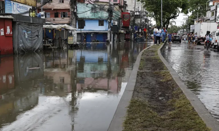 O prefeito Eduardo Paes (PSD) fez um apelo à população para evitar deslocamentos durante as chuvas