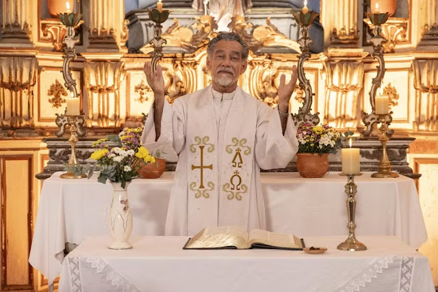 Padre Santo (Chico Diaz) morre em Renascer - Foto: Globo/Fábio Rocha