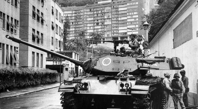 Tanque do exército para próximo à casa do presidente deposto, João Goulart, no Rio de Janeiro 31/03/1964. Foto: reprodução
