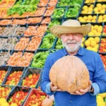 Lula com alimentos de agricultura familiar em Pernambuco — Foto: Ricardo Stuckert