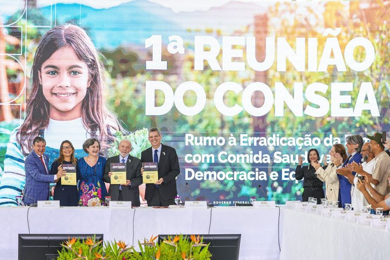 O ministro Wellington Dias (Desenvolvimento e Assistência Social), a primeira-dama Janja, a secretária de Segurança Alimentar, Lilian Rahal, o presidente Lula e o ministro Márcio Macêdo (Secretaria-Geral da Presidência), durante a Reunião do Consea - Foto: Ricardo Stuckert/PR