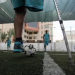 Palestinos que perderam membros pelos ataques de Israel treinam futebol em Gaza, em 6 de julho de 2020 [Mahmoud Ajjour/Apaimages]