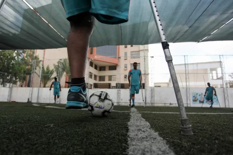 Palestinos que perderam membros pelos ataques de Israel treinam futebol em Gaza, em 6 de julho de 2020 [Mahmoud Ajjour/Apaimages]