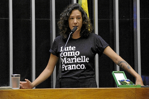 Monica Benicio faz lançamento de biografia no Rio com bate-papo, autógrafos e roda de samba