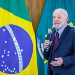 Lula fala a jornalistas durante café no Palácio do Planalto