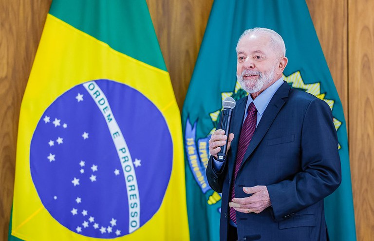 Lula fala a jornalistas durante café no Palácio do Planalto