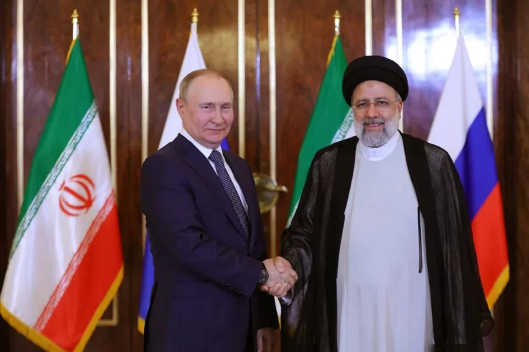 Presidente da Rússia Vladimir Putin encontra-se com Presidente do Irã Ebrahim Raisi em Teerã, julho de 2022 [Presidência do Irã/Agência Anadolu]