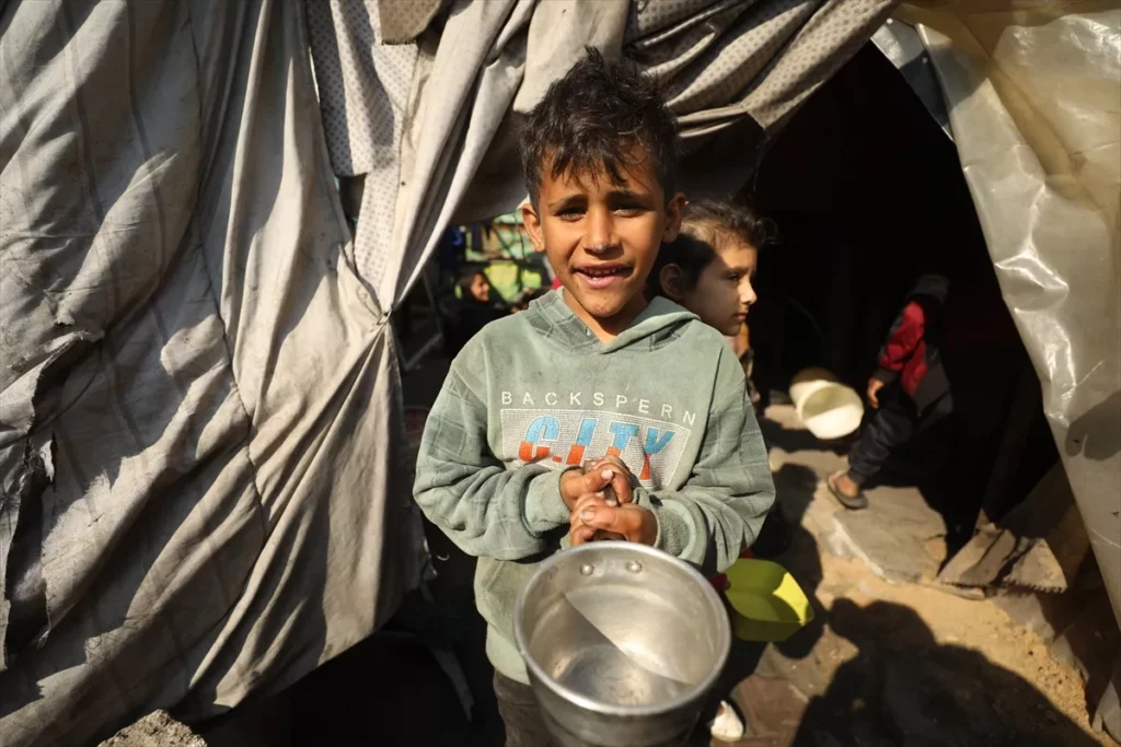 Após quase cinco meses de ofensiva a Gaza,  ao menos oito crianças morreram de fome na região norte da Faixa de Gaza, segundo informações da rede palestina Sahat.[Dawoud Abo Alkas/Agência Anadolu]