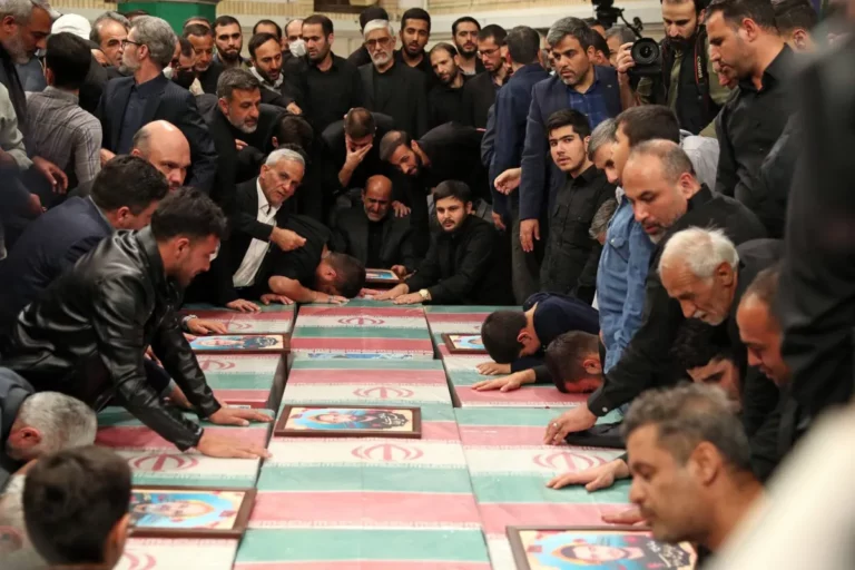 Funeral dos mortos por um ataque israelense ao consulado iraniano em Damasco, realizado em Teerã, em 4 de abril de 2024 [República do Irã/Agência Anadolu]