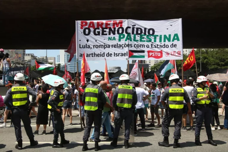 Ato em solidariedade ao povo palestino pede do governo brasileiro que rompa relações com Israel, na Avenida Paulista, São Paulo, em 12 de novembro de 2023 [Rovena Rosa/Agência Brasil]
