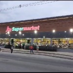 A Rede Supermarket comemora um novo momento da sua loja localizada na Avenida das Américas, 14.041, Recreio dos Bandeirantes: investimento em modernização e instalações para atender toda a região. Repaginado, o supermercado vai promover um evento gratuito, nesta sexta-feira 12, oferecendo ao público café da manhã, degustação, música e distribuição de brindes. A loja passa a contar com um ambiente mais amplo e organizado, com setores como hortifruti, adega e padaria mais modernas, além de um mix de produtos com mais de nove mil itens, uma linha premium de importados e ofertas exclusivas. “Investimos em modernização para proporcionar mais comodidade, conforto e uma excelente experiência em compras. A loja do Recreio completará 17 anos no próximo mês e aproveitamos o momento para renová-la. Investimos em modernização em setores como padaria, hortifruti, laticínios, adega e, principalmente, a comunicação visual da loja para proporcionar mais comodidade, conforto e uma excelente experiência em compras”, diz a Coordenadora de Marketing, Aline Loures. Com capacidade de atendimento a um fluxo diário de cerca de 3 mil clientes e área total de mais de 1.400 m², a loja oferece seis self-checkouts, 14 checkouts, um novo espaço para estacionamento ao lado da loja, com um aumento de sua capacidade, visando o bem-estar e tranquilidade dos consumidores. “Também implantamos a plataforma do E-Commerce, com site e aplicativo, ajudando a ampliar as opções de compras e a experiência do cliente. Convidamos a todos para conhecerem o nosso novo momento na loja Supermarket Recreio”, completa Aline. O horário de funcionamento da loja é de segunda a sábado, das 6h30 às 23h, e aos domingos e feriados, das 6h30 às 22h