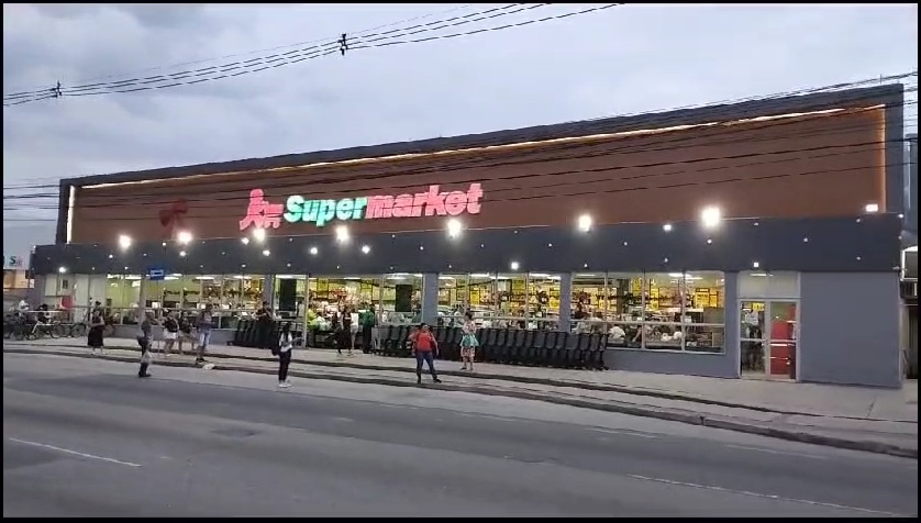 A Rede Supermarket comemora um novo momento da sua loja localizada na Avenida das Américas, 14.041, Recreio dos Bandeirantes: investimento em modernização e instalações para atender toda a região. Repaginado, o supermercado vai promover um evento gratuito, nesta sexta-feira 12, oferecendo ao público café da manhã, degustação, música e distribuição de brindes. A loja passa a contar com um ambiente mais amplo e organizado, com setores como hortifruti, adega e padaria mais modernas, além de um mix de produtos com mais de nove mil itens, uma linha premium de importados e ofertas exclusivas. “Investimos em modernização para proporcionar mais comodidade, conforto e uma excelente experiência em compras. A loja do Recreio completará 17 anos no próximo mês e aproveitamos o momento para renová-la. Investimos em modernização em setores como padaria, hortifruti, laticínios, adega e, principalmente, a comunicação visual da loja para proporcionar mais comodidade, conforto e uma excelente experiência em compras”, diz a Coordenadora de Marketing, Aline Loures. Com capacidade de atendimento a um fluxo diário de cerca de 3 mil clientes e área total de mais de 1.400 m², a loja oferece seis self-checkouts, 14 checkouts, um novo espaço para estacionamento ao lado da loja, com um aumento de sua capacidade, visando o bem-estar e tranquilidade dos consumidores. “Também implantamos a plataforma do E-Commerce, com site e aplicativo, ajudando a ampliar as opções de compras e a experiência do cliente. Convidamos a todos para conhecerem o nosso novo momento na loja Supermarket Recreio”, completa Aline. O horário de funcionamento da loja é de segunda a sábado, das 6h30 às 23h, e aos domingos e feriados, das 6h30 às 22h