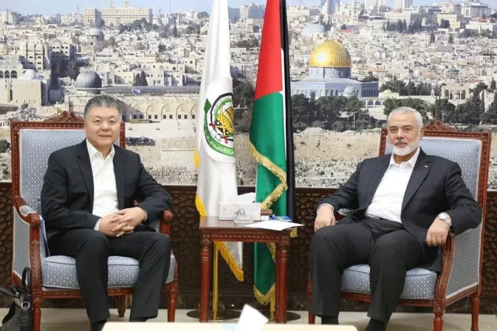 Wang Kejian, diplomata chinês, encontra-se com Ismail Haniyeh, líder político do Hamas, no Catar, em 17 de março de 2024 [X/Reprodução]