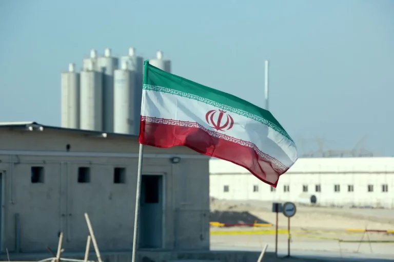 Bandeira iraniana na usina nuclear de Bushehr, em 10 de novembro de 2019 [Atta Kenare/AFP via Getty Images]