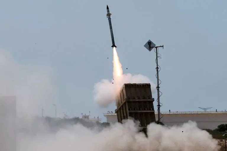 Sistema antimísseis israelense Domo de Ferro em operação, no território designado Israel [Jack Guez/AFP via Getty Images]