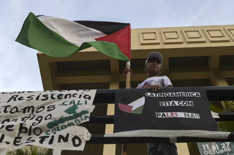 Protesto pró-Palestina em Cali, na Colômbia, em 19 de outubro de 2023 [Joaquin Sarmiento/AFP via Getty Images]